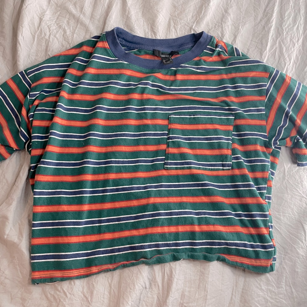 🌈Green striped cropped tee with front pocket🌈